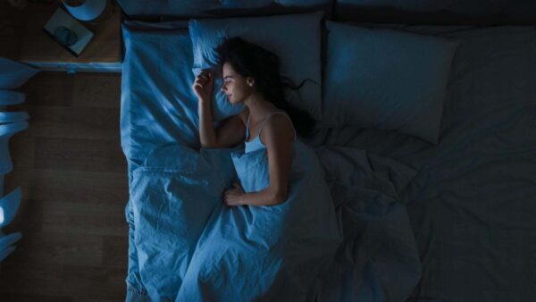 Come la posizione di riposo influisce sulle rughe del viso e quali sono gli aspetti sorprendenti da considerare per preservare la giovinezza cutanea