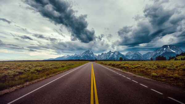Esplora la magnificenza delle strade epiche che superano ogni confine geografico, collegando il mondo attraverso asfalto e terra