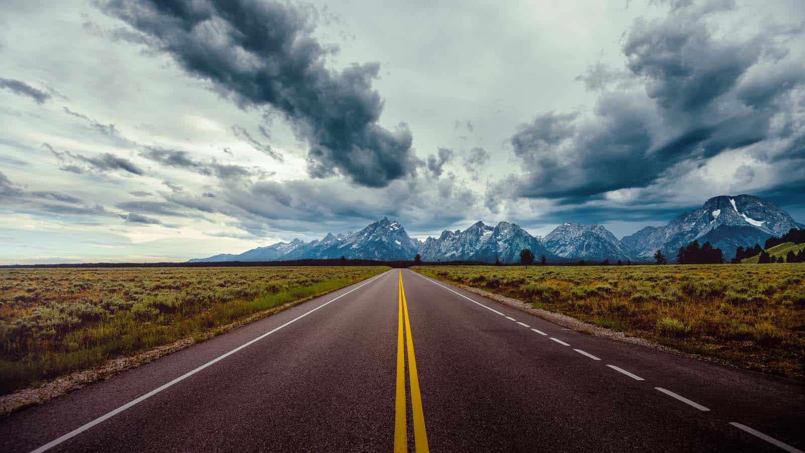 La magnificenza delle strade epiche che superano ogni confine geografico, collegando il mondo attraverso asfalto e terra