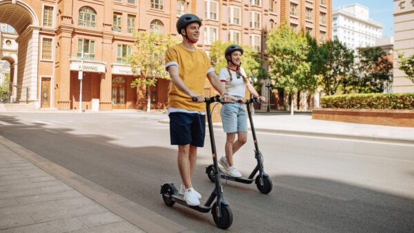 Monopattini elettrici, il Codice della Strada: assicurazione, TARGA e casco