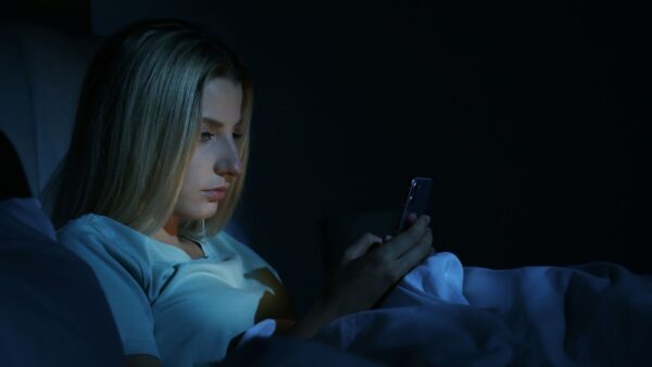 Android 15 : arriva la funzione che protegge gli occhi dalla luce notturna