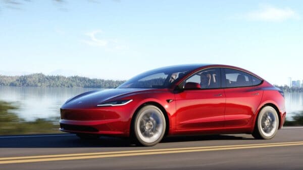 Tesla Model 3: velocità da corsa e performance pazzesche con 460 CV