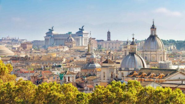 Roma ha un enorme problema con il traffico e le auto datate e altamente inquinanti