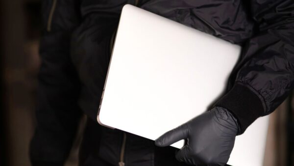 Commodore: rubati 200mila euro di computer dalla sede di Roma