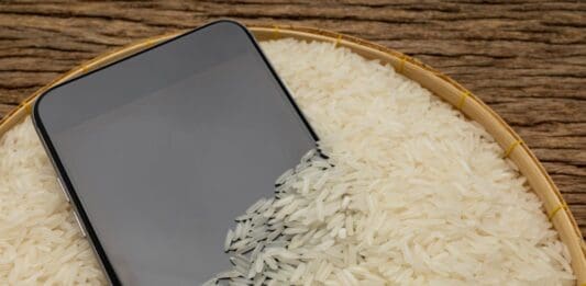 Smartphone nell'acqua non metterlo nel riso