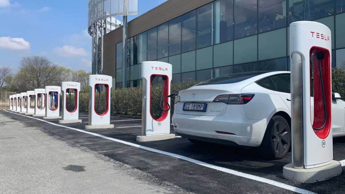 Tesla Tesla, arriva una nuova struttura tariffaria per i Supercharger in Italia
