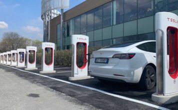 Tesla, arriva una nuova struttura tariffaria per i Supercharger in Italia
