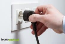 Stai attento con la presa elettrica, potrebbe essere pericolosa Stai attento a non fare questa cosa con le prese elettriche