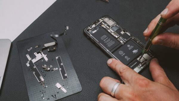 Apple: possibili le riparazioni fai da te con componenti originali usate
