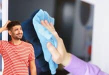 TV: come pulire correttamente lo schermo senza danneggiarlo TV: come pulire correttamente lo schermo senza danneggiarlo