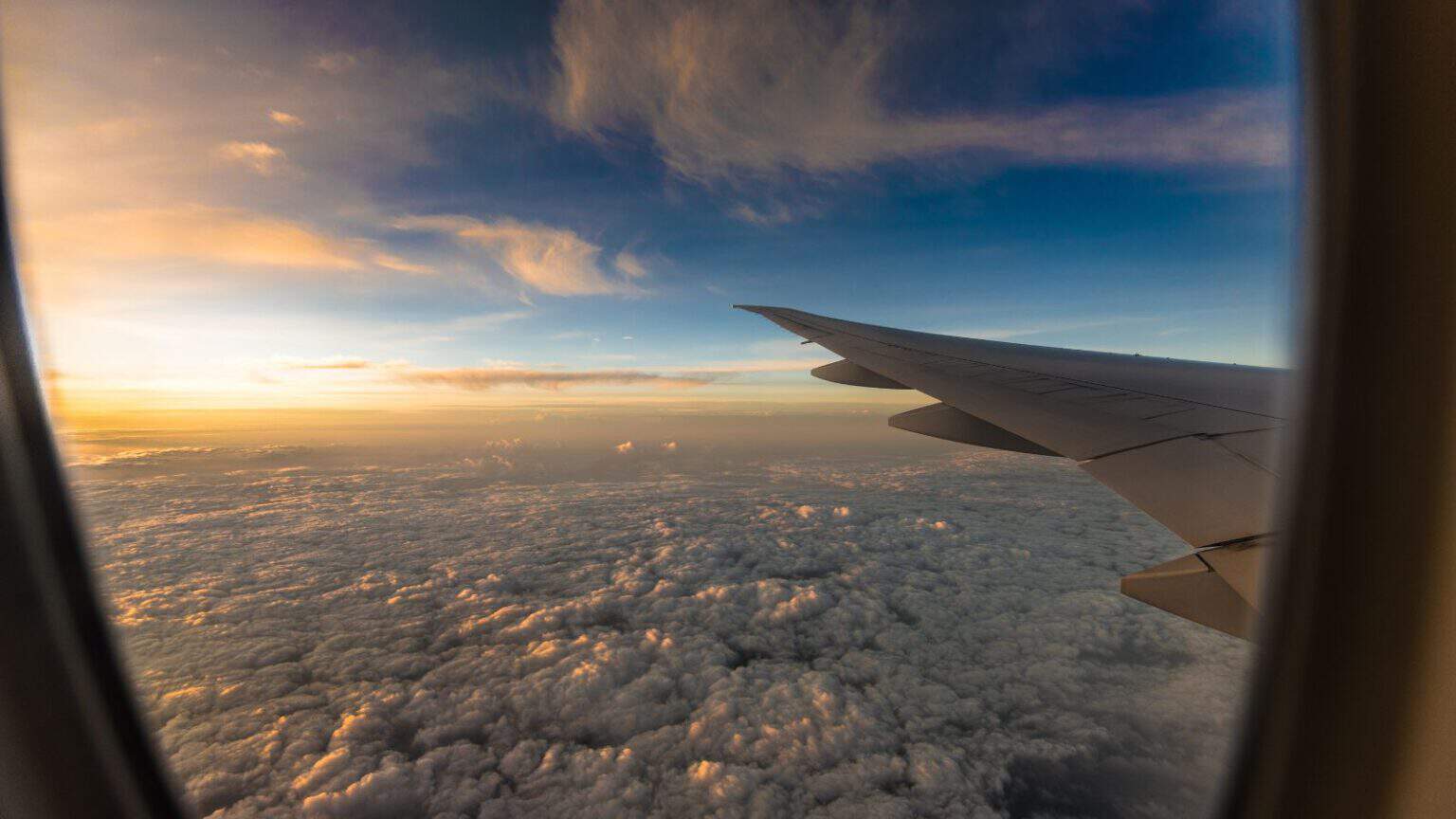 La modalità aereo, come dice il suo stesso nome, si usa durante i viaggi a bordo degli aerei. Ma è davvero utile?