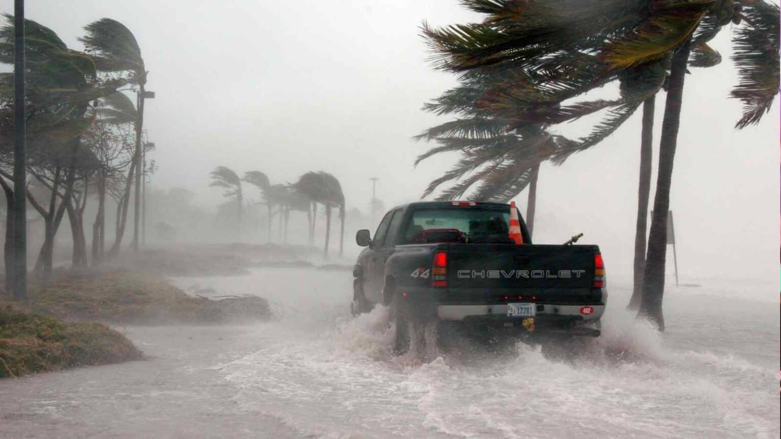 L'emergenza climatica di Dubai non ha fermato le auto di lusso e quelle elettriche