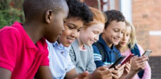 La dipendenza da smartphone è un problema anche per i minori, ecco come l'UK ha deciso di intervenire