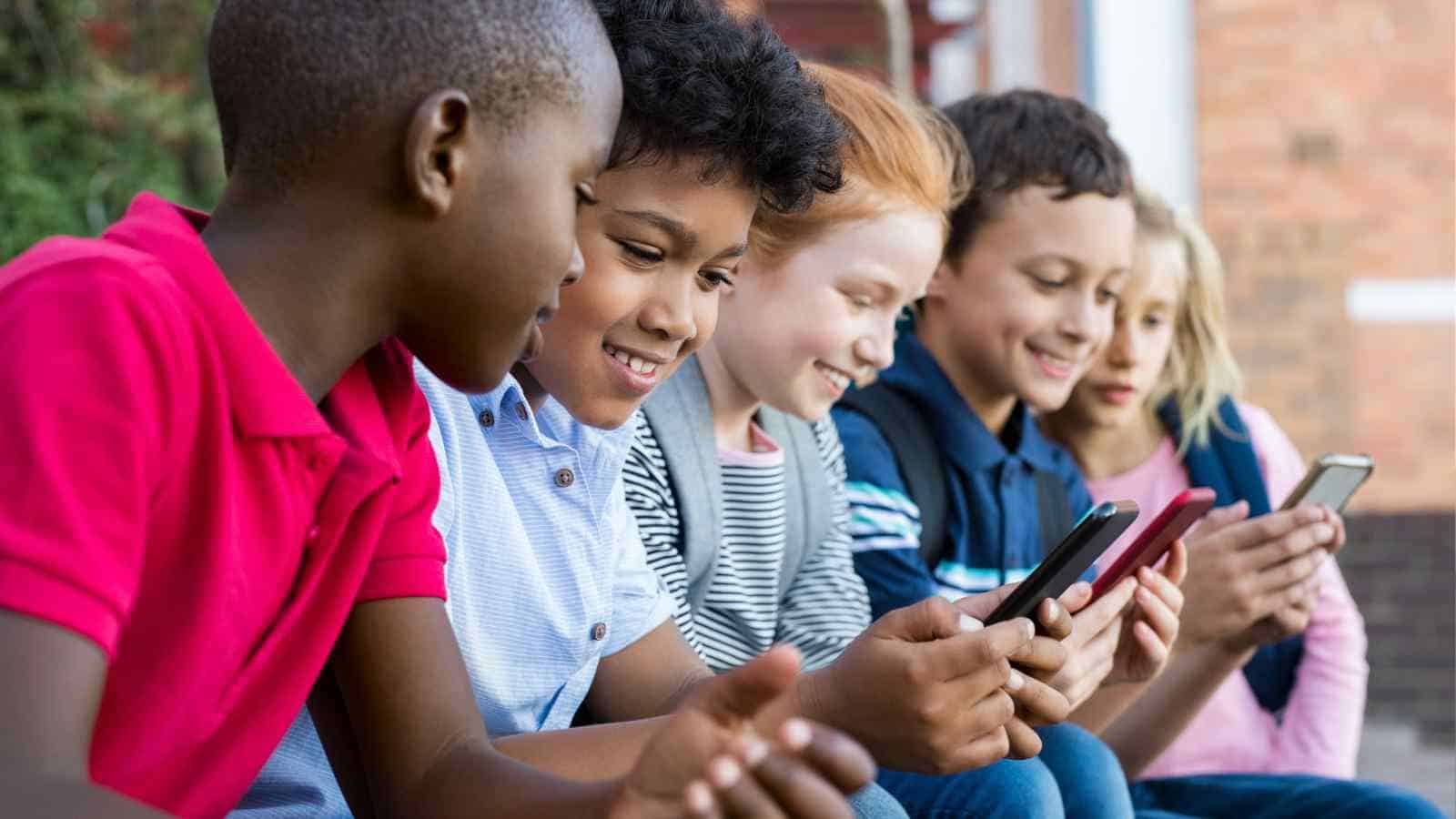 La dipendenza da smartphone è un problema anche per i minori, ecco come l'UK ha deciso di intervenire
