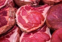 Mangiare carne cruda comporta diversi rischi, ritrovarsi una tenia di 6 metri nello stomaco potrebbe essere tra quelli