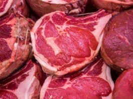 Mangiare carne cruda comporta diversi rischi, ritrovarsi una tenia di 6 metri nello stomaco potrebbe essere tra quelli