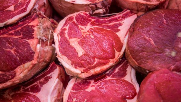 Mangiare carne cruda comporta diversi rischi, ritrovarsi una tenia di 6 metri nello stomaco potrebbe essere tra quelli