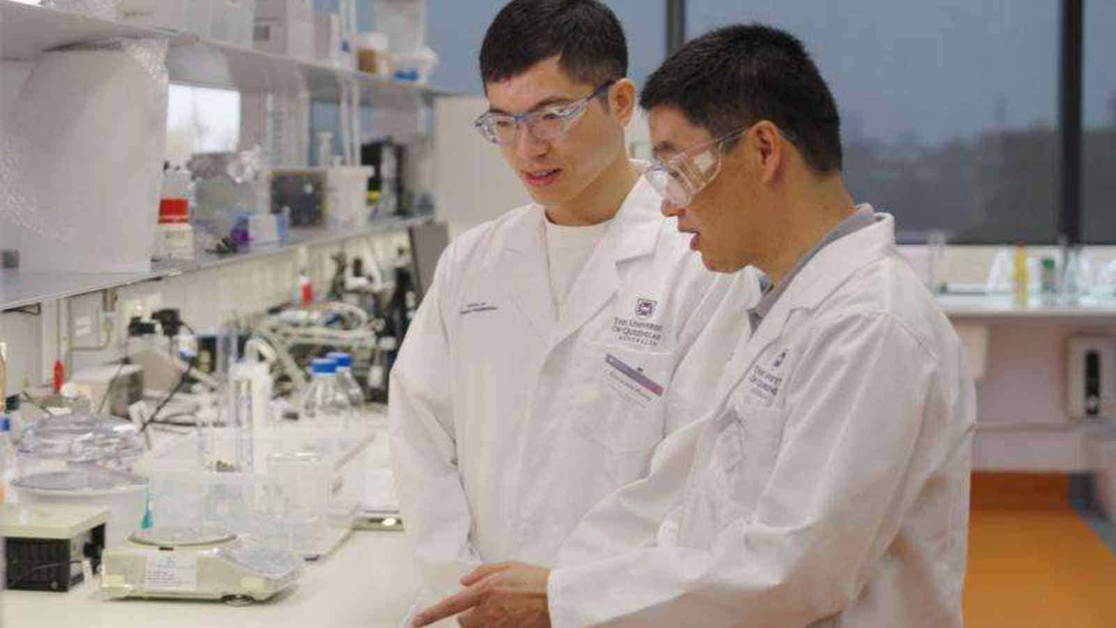 Il Dr. Zhuyuan Wang e il Prof. Xiwang Zhang creatori del nanogeneratore che trasforma la CO2