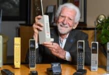 Martin Cooper mostra orgoglioso il dispositivo che ha cambiato la storia della comunicazione umana