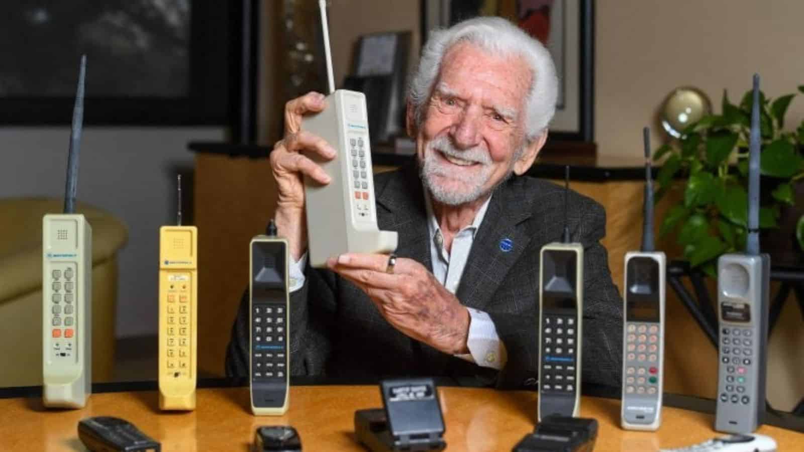 Martin Cooper mostra orgoglioso il dispositivo che ha cambiato la storia della comunicazione umana