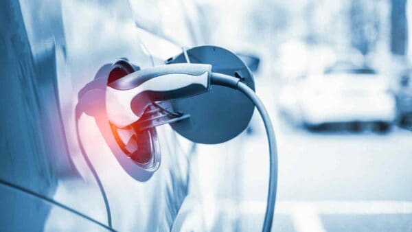 Le auto elettriche continuano a riscuotere successo in Europa e nel resto del mondo, con la Cina che domina la classifica