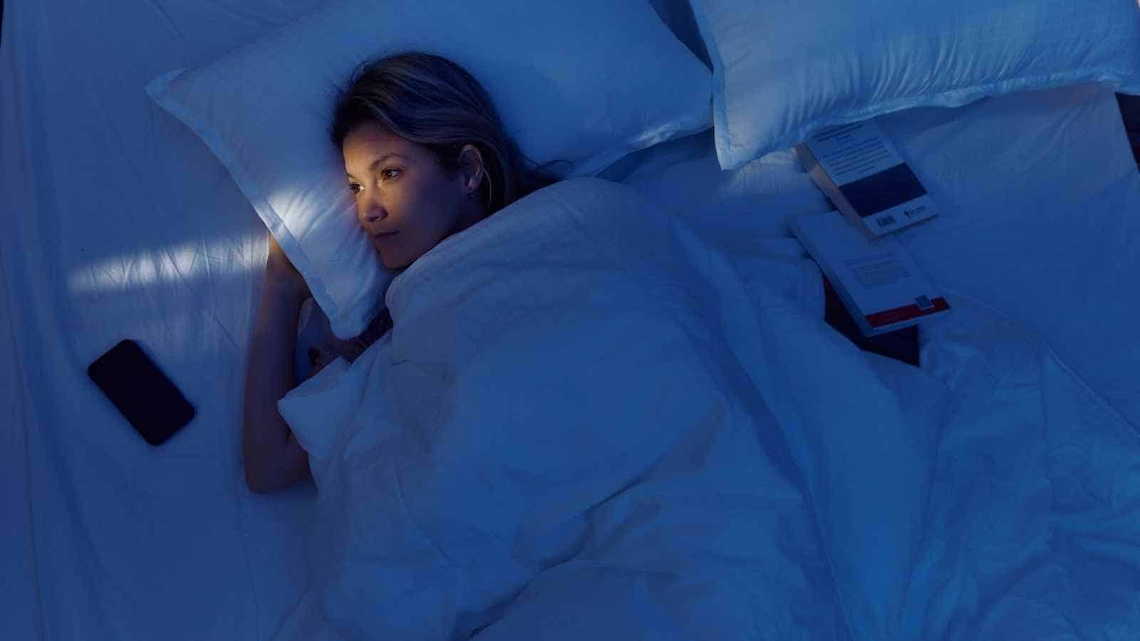 La privazione del sonno comporta numerose conseguenze negative, tra cui la percezione distorta dell'età