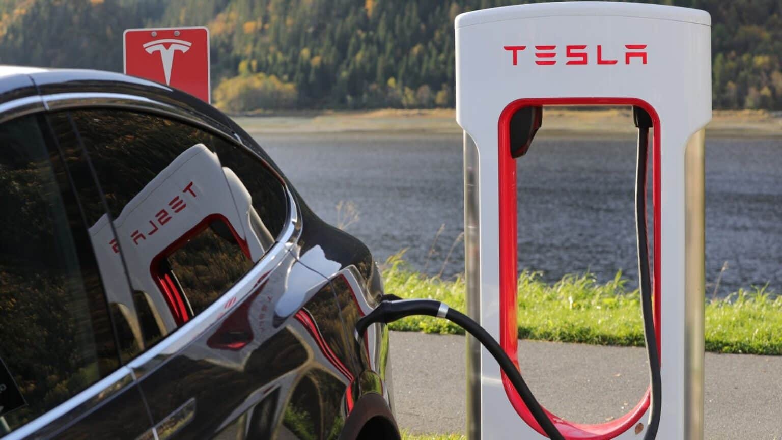 Tesla: nuove tariffe per la ricarica ai supercharger