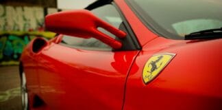 Ferrari continua a puntare sui veicoli termici