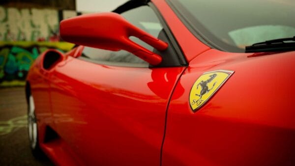 Ferrari continua a puntare sui veicoli termici