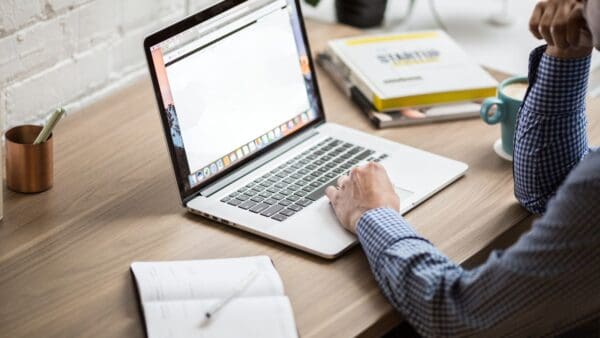 Ecco cosa accade agli uomini che passano troppo tempo al PC