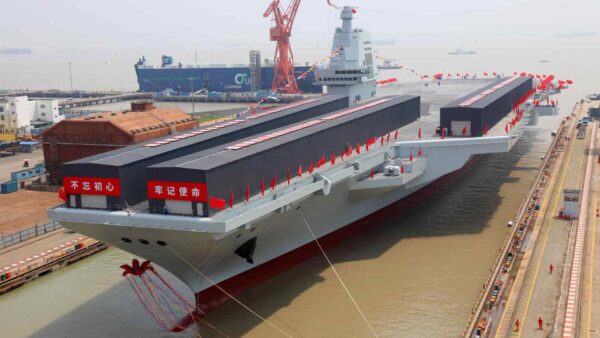La Fujian della flotta navale cinese in tutta la sua grandezza