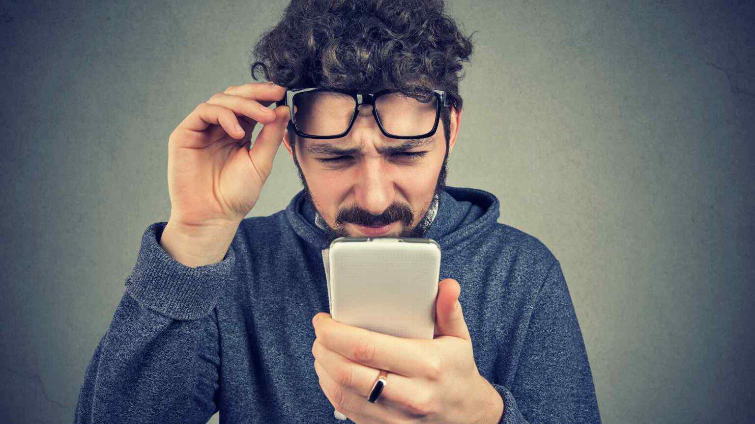 Guardare lo smartphone troppo da vicino e troppo a lungo causa gravi problemi alla vista