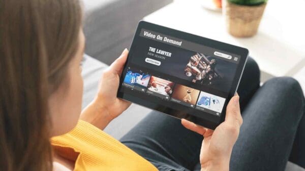 Lo streaming cambia volto e interrompe la condivisione tra amici, dopo Netflix ora tocca a Disney+