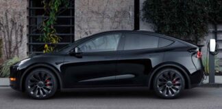 Tesla Model Y è uno dei modelli della casa di Musk ad avere subito modifiche nei prezzi
