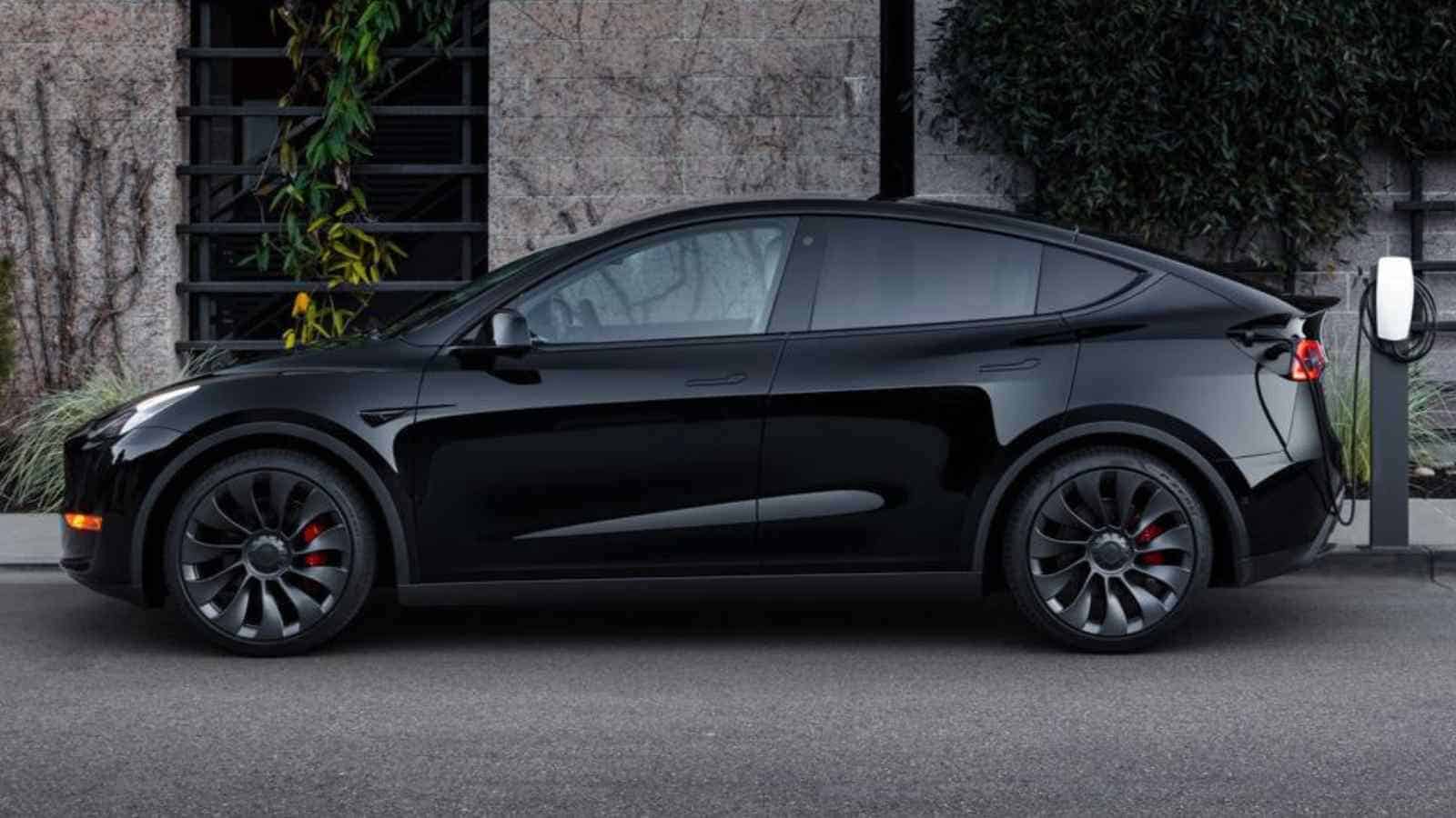 Tesla Model Y è uno dei modelli della casa di Musk ad avere subito modifiche nei prezzi
