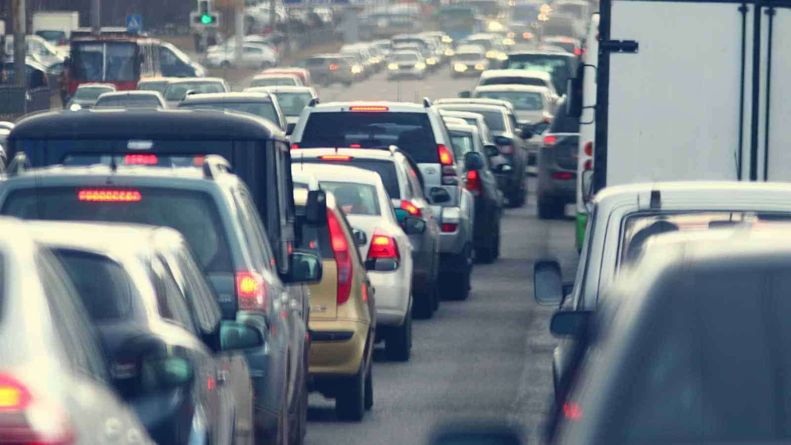 Il traffico ci fa perdere ore preziose della nostra vita e peggiora la qualità dell'ambiente 