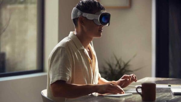 il nuovo Vision Pro di Apple ha lasciato l'amaro in bocca a qualche utente, che ha riscontrato grossi fastidi fisici