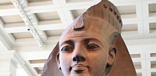 E' stata ritrovata la parte mancante della statua di Ramesse II