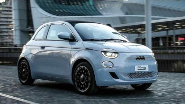 La Fiat 500 elettrica è la macchina messa a disposizione da Stellantis come oggetto del desiderio per chi beneficia del bonus