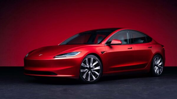 Tesla rivede i suoi obiettivi: il calo delle vendite porta a nuove strategie