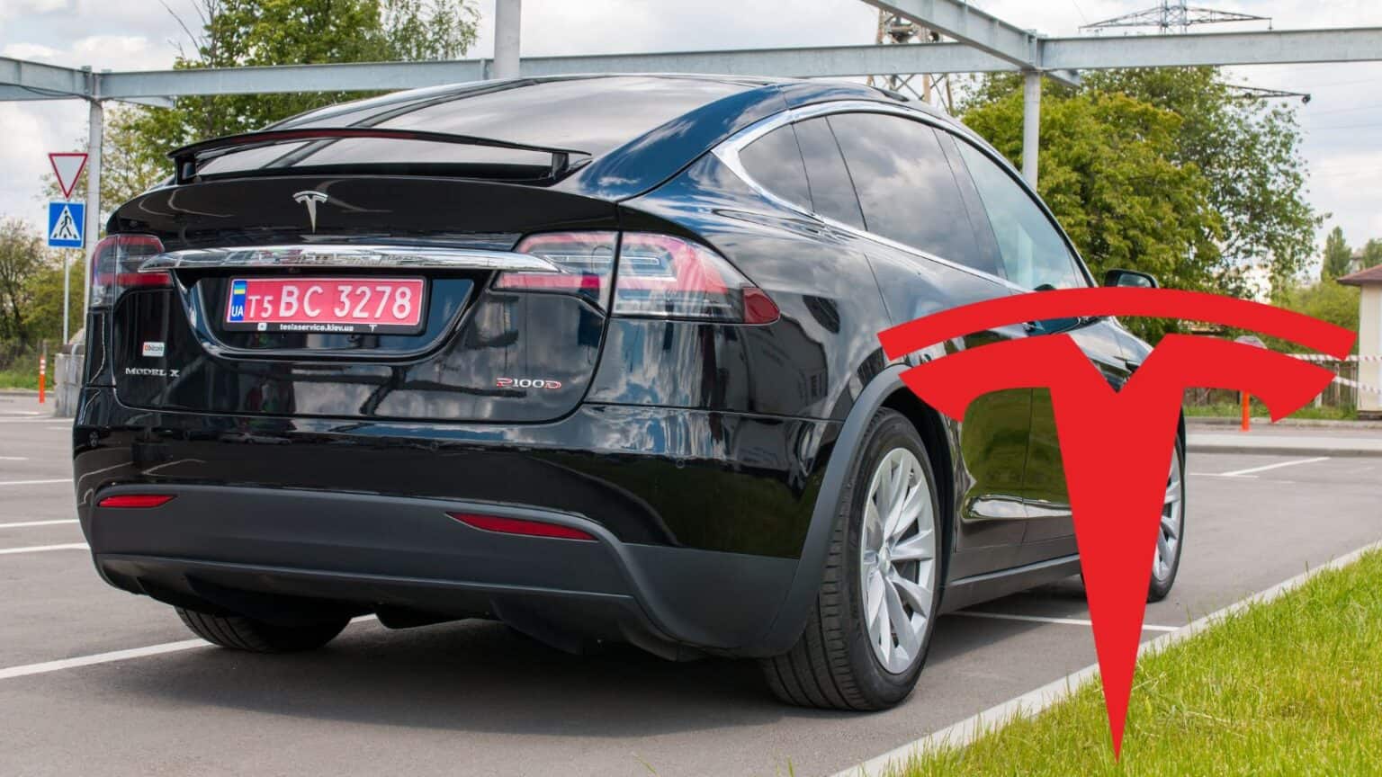 Tesla: un automobilista usa l'autopilot e dorme al volante