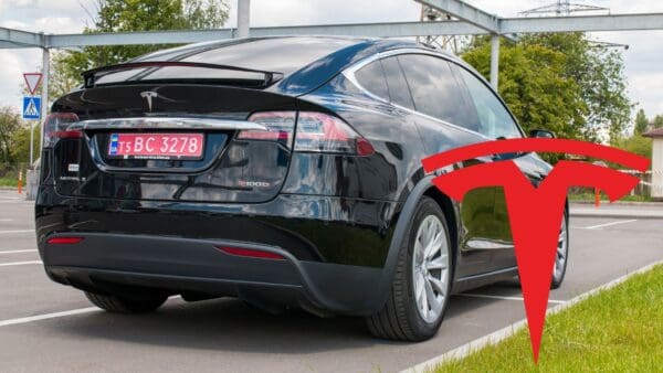 Tesla: un automobilista usa l'autopilot e dorme al volante