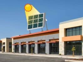Pannelli solari sopra i tetti dei centri commerciali per un'energia ancora più verde