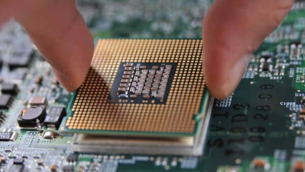 Qualcomm e Intel dovranno interrompere i loro affari con Huawei, i cui chip sono stati messi al bando dal governo degli Stati Uniti