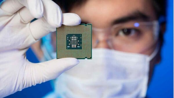 Un microchip impiantato nel cervello può essere la tanto attesa cura per molte malattie, compreso il morbo di Parkinson