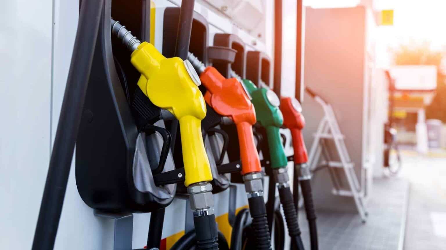 Finalmente il prezzo del carburante torna a calare, per la felicità di tutti i consumatori