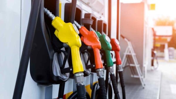 Finalmente il prezzo del carburante torna a calare, per la felicità di tutti i consumatori