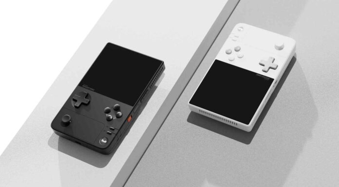 Ayaneo Pocket DMG è la nuova consolle portatile che strizza l'occhio all'indimenticato Game Boy