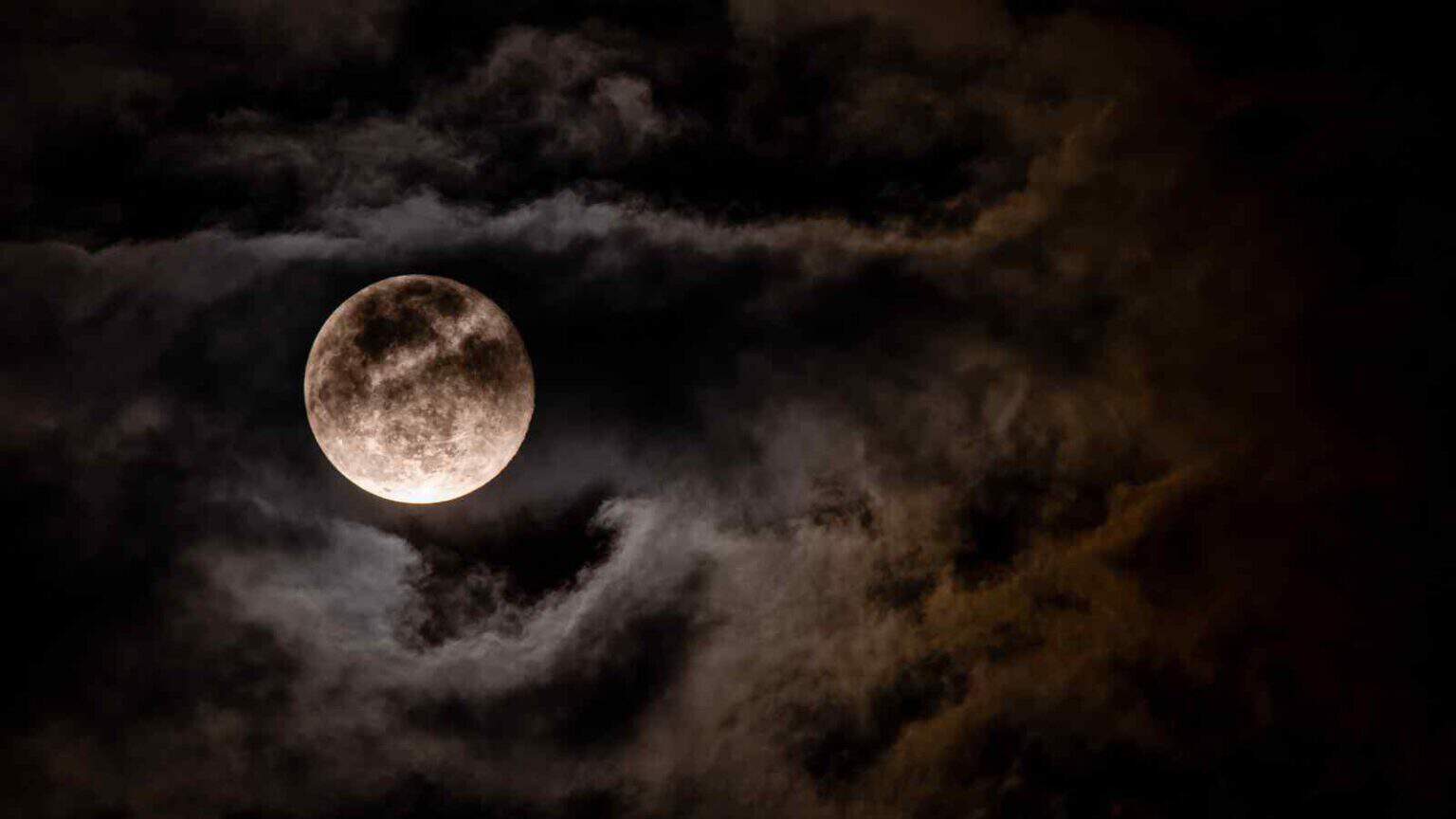 La luna è da sempre al centro del fascino umano, e ora la missione Artemis cerca di nuovo di raggiungerla