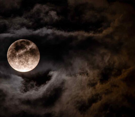 La luna è da sempre al centro del fascino umano, e ora la missione Artemis cerca di nuovo di raggiungerla